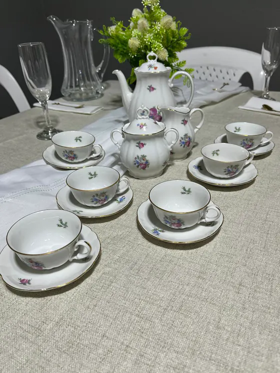 Juego de té blanco con rosas pintadas y borde dorado: tetera, azucarera, lechera y tazas