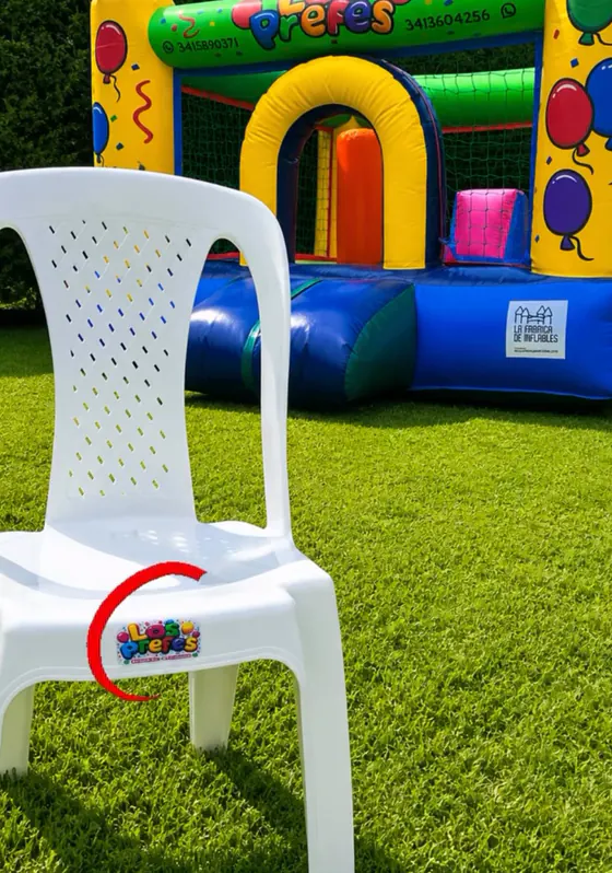 Silla blanca de Los Prefes frente al inflable